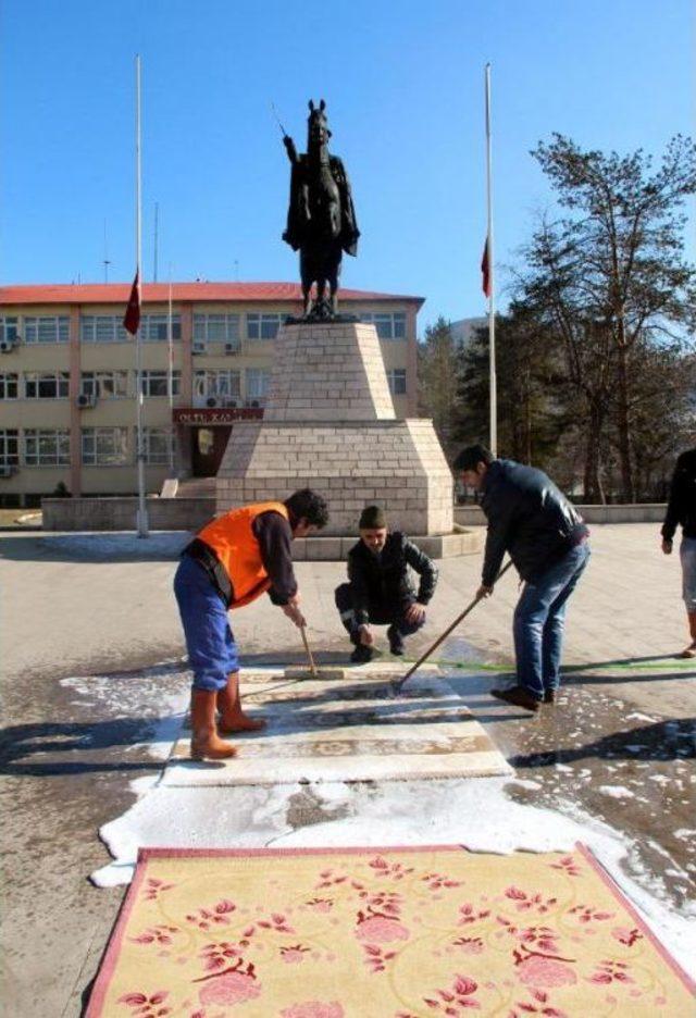 Meydanda Halı Yıkayarak Ceza Yazan Polisi Protesto Etti