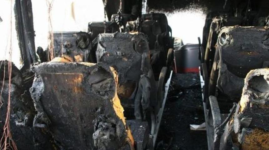 Yozgat'ta Hareket Halindeki Yolcu Otob&uuml;s&uuml; Yandı