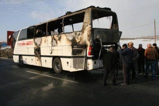 Yozgat'ta Hareket Halindeki Yolcu Otobüsü Yandı