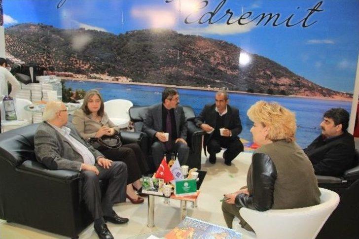 Filistin Kültür Ve Turizm Bakanı Ma’ayah Edremit Standını Ziyaret Etti