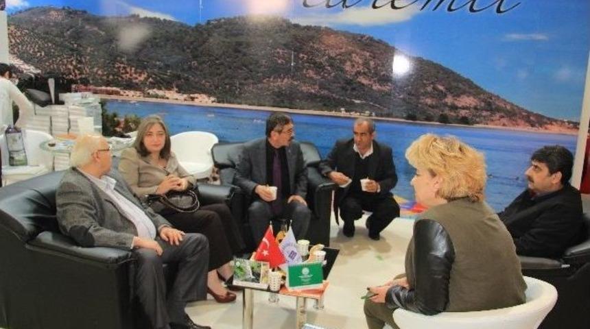 Filistin K&uuml;lt&uuml;r Ve Turizm Bakanı Ma&rsquo;ayah Edremit Standını Ziyaret Etti