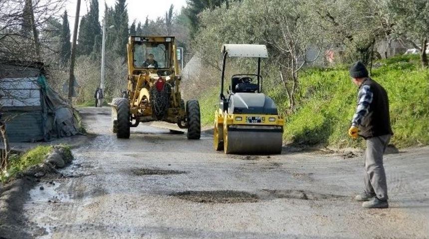 Kar Sonrası Bozulan Yollar Onarılıyor