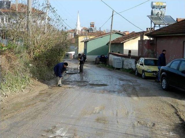 Kar Sonrası Bozulan Yollar Onarılıyor