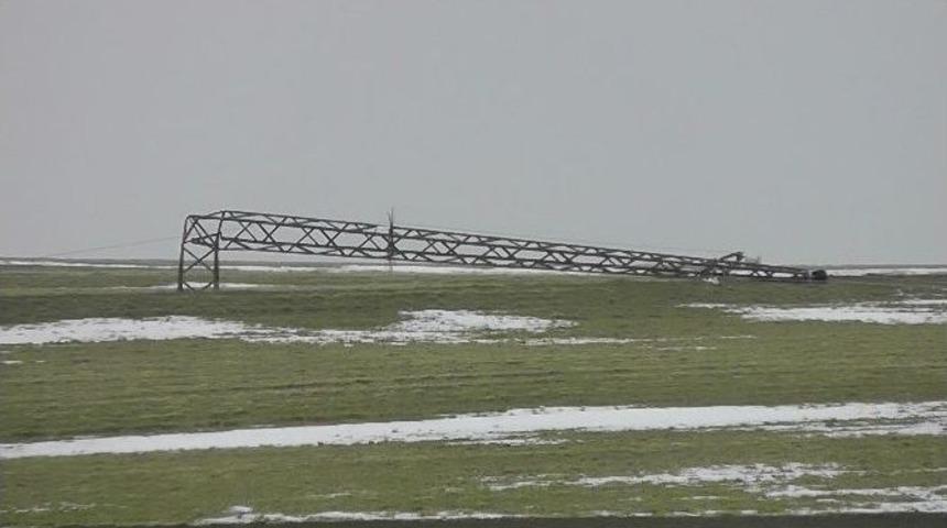 Kulu&rsquo;da 14 Elektrik Direği Yıkılan Mahalle Elektriksiz Kaldı