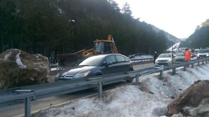 Karayoluna Dev Kaya Par&ccedil;aları D&uuml;şt&uuml;