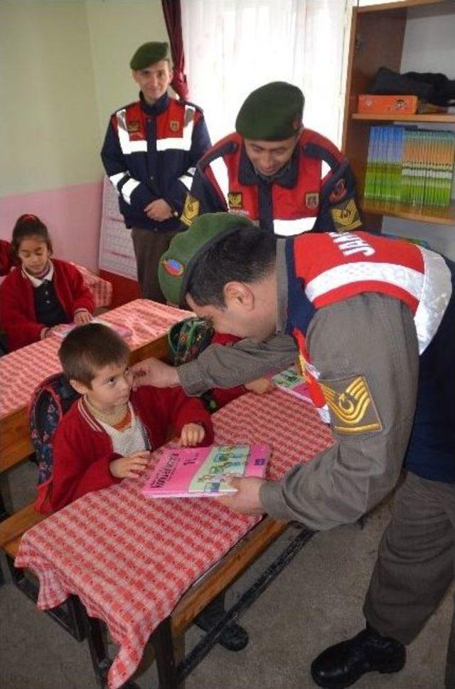 Eskişehir’de Jandarmadan İlçe Okullarına Örnek Çalışma