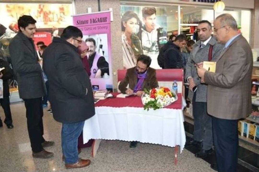 Yazar Sinan Yağmur, Kitaplarını İmzaladı