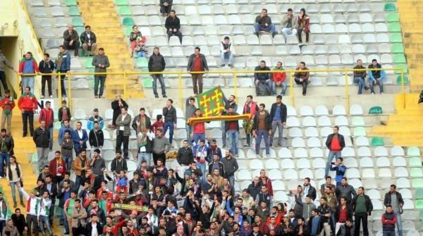 İzmir'de Altay- Diyarbakır Ma&ccedil;ında Trib&uuml;nde Pkk Gerginliği