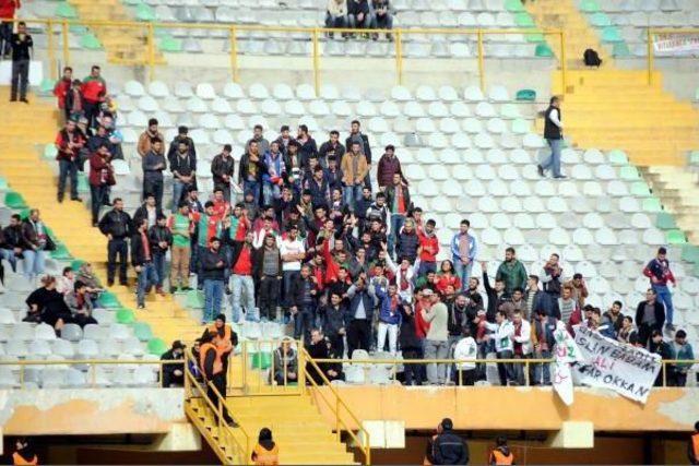 İzmir'de Altay- Diyarbakır Maçında Tribünde Pkk Gerginliği