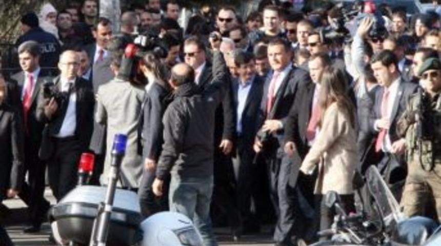 Başbakan Davutoğlu, El &Ouml;p&uuml;p Simit Dağıttı