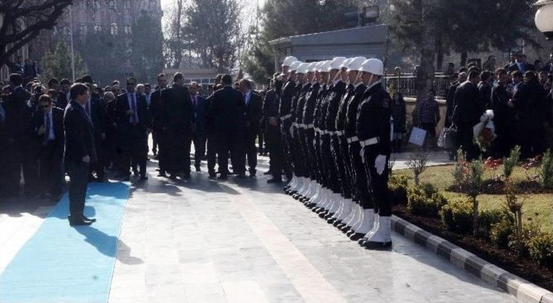 Başbakan Davutoğlu Diyarbakır Valiliği&rsquo;ni Ziyaret Etti