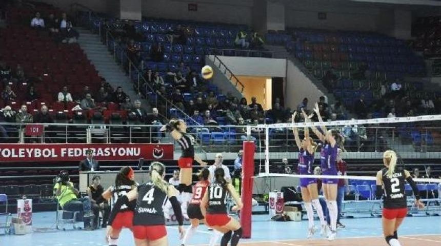 Bayanlar Voleybol Derbisinde Kazanan Galatasaray Daikin Oldu