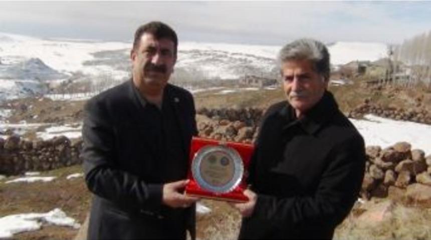 Genel Başkan &Ccedil;elik&rsquo;ten Eski Muhtara Manevi &Ouml;d&uuml;l