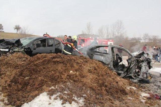 Samsun'da 2 Otomobil Çarpıştı: 1 Ölü, 7 Yaralı