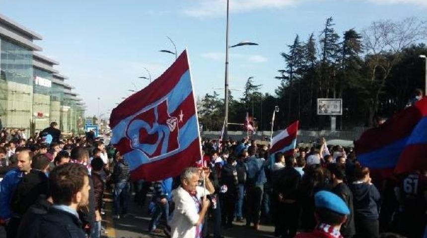 Trabzonspor Taraftarı Tff Binasına Y&uuml;r&uuml;d&uuml;