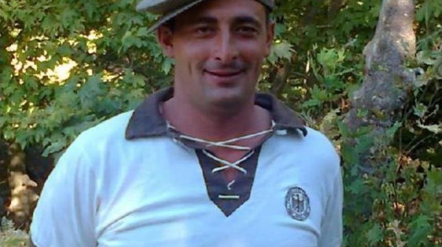 Minib&uuml;s Ile Otomobil &Ccedil;arpıştı: 1 &Ouml;l&uuml;, 1 Yaralı