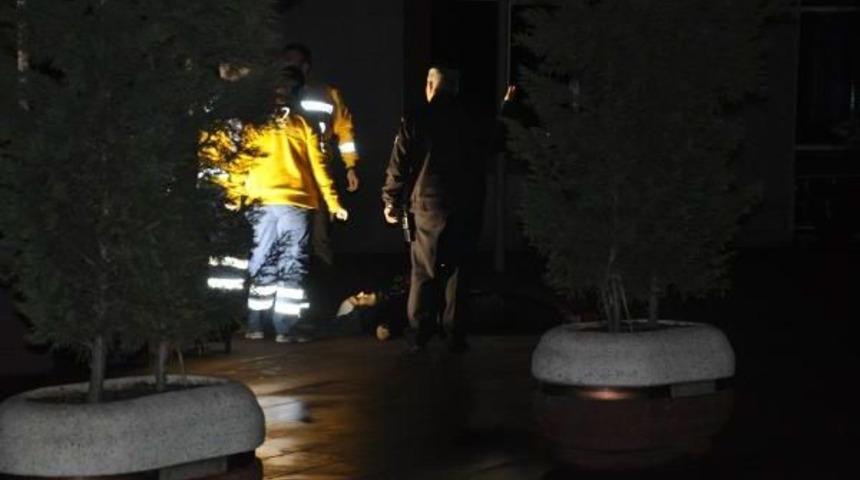 Boşanma Davasına 1 G&uuml;n Kala Adliye Bah&ccedil;esinde Intihar Etti