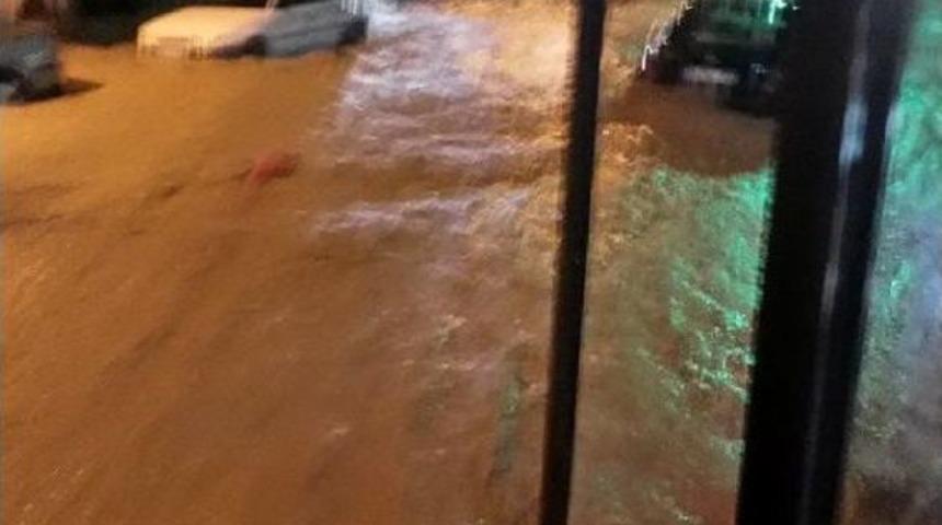 &Ccedil;ınarlı Deresi Taştı, G&ouml;k&ccedil;eada'yı Sel Aldı