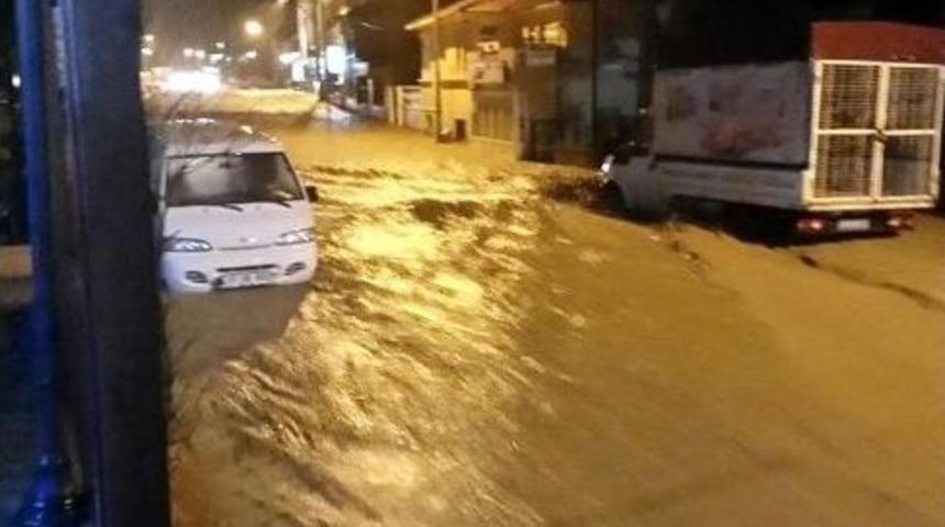 Sağanak Yağış Nedeniyle G&ouml;k&ccedil;eada&rsquo;da Dere Taştı