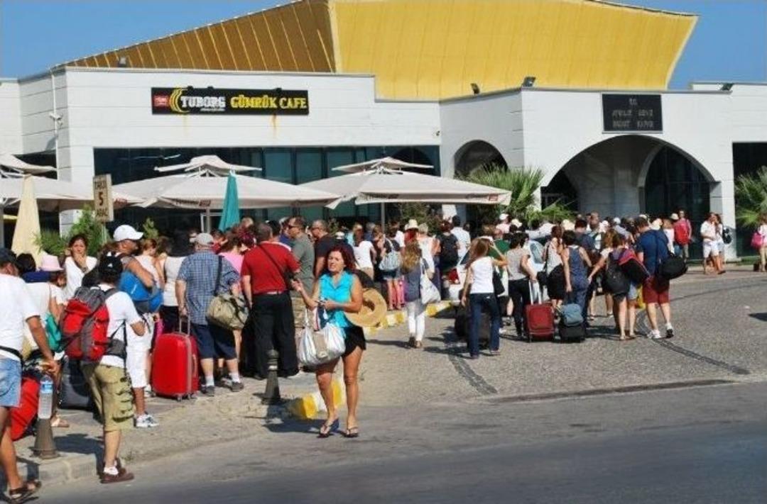 Ayvalık G&uuml;mr&uuml;ğ&uuml;nden Ge&ccedil;en Yıl 183 Bin Giriş &Ccedil;ıkış Yapıldı