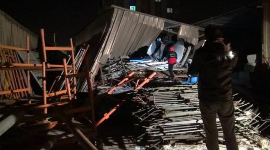 Kontrolden &Ccedil;ıkan Otomobil Inşaat Deposuna Daldı: 1 Yaralı