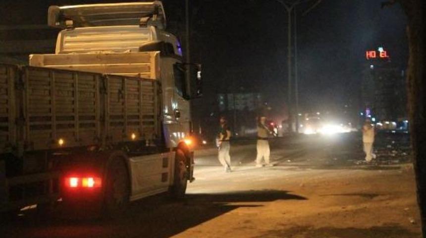 Silopi'de Yol Kapatan G&ouml;stericiler Polis Ile &Ccedil;atıştı