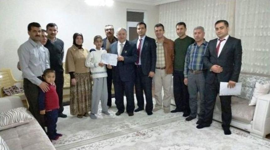 Evinde Eğitim G&ouml;ren &Ouml;ğrenciyi Milli Eğitim M&uuml;d&uuml;r&uuml; Ziyaret Etti