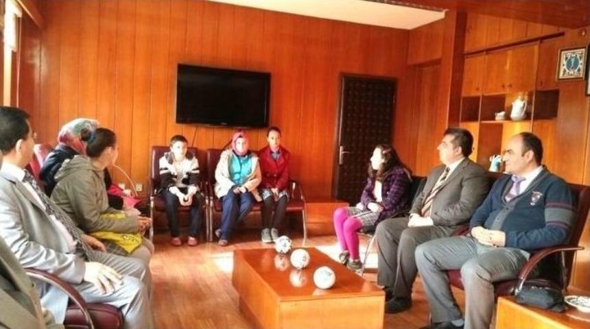 Gediz&rsquo;de Başarılı &Ouml;ğrenciler &Ouml;d&uuml;llendirildi