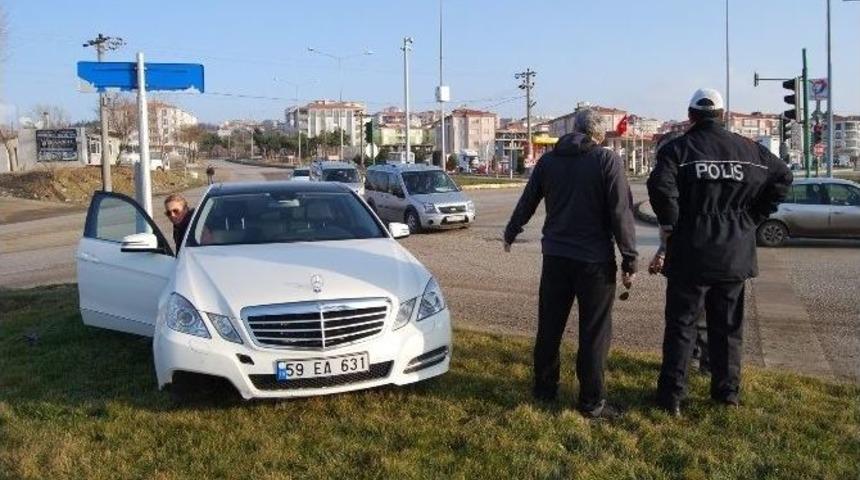 Otomobil Kavşaktaki Ref&uuml;je &Ccedil;ıktı