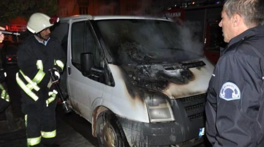 Park Halindeki Servis Minib&uuml;s&uuml; Yandı