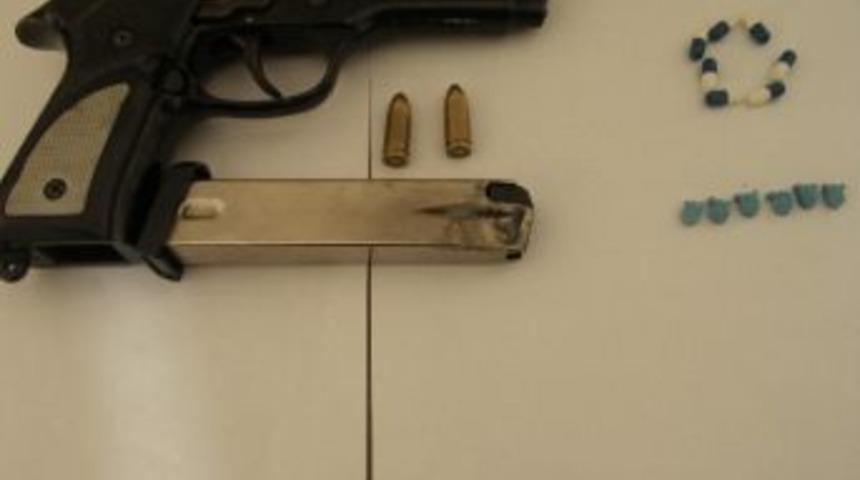 Parkta Uyuşturucu Hap Satarken Yakalandı