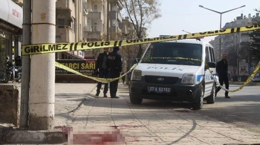 Eşinin Yanından Ge&ccedil;en Şahsı Bı&ccedil;aklayıp Yoluna Devam Etti