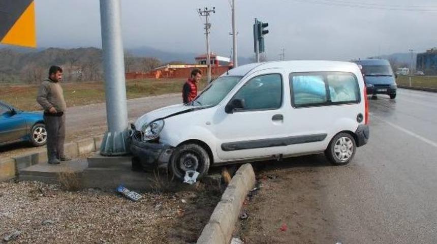 Hafif Ticari Ara&ccedil;, Otomobile Arkadan &Ccedil;arptı : 5 Yaralı