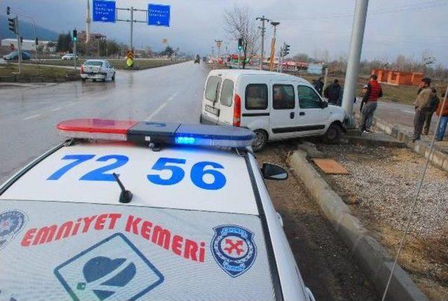 Hafif Ticari Araç, Otomobile Arkadan Çarptı : 5 Yaralı