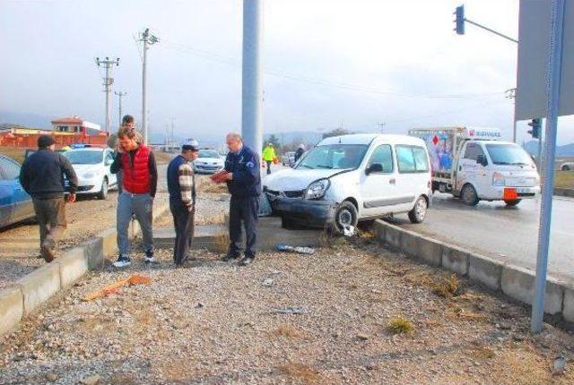 Hafif Ticari Araç, Otomobile Arkadan Çarptı : 5 Yaralı