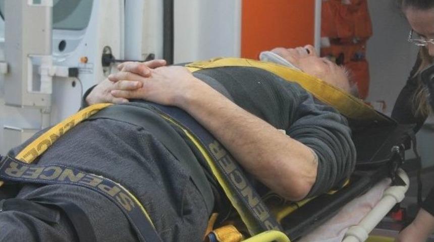 Yaşlı Adamın &Uuml;zerine Tabela D&uuml;şt&uuml;