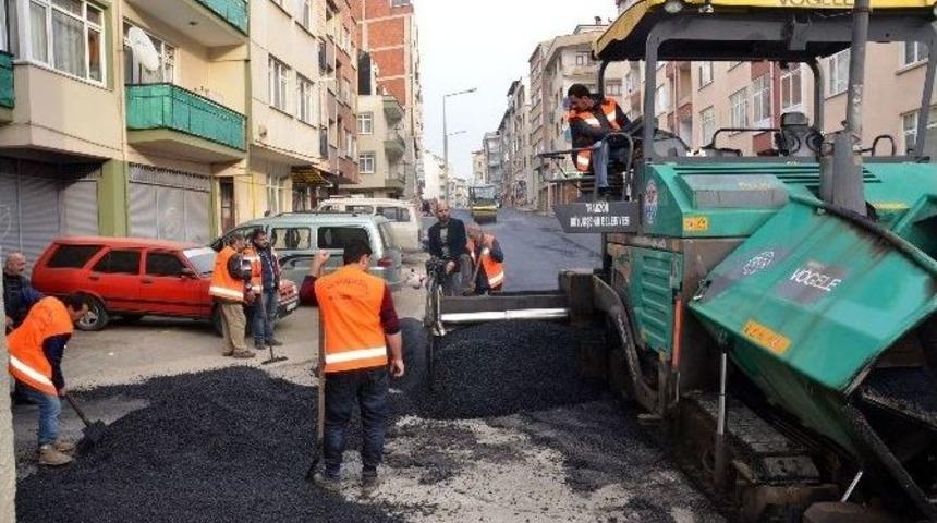 Sıcak Havaları Fırsat Bilen B&uuml;y&uuml;kşehir Belediyesi Asfaltlama &Ccedil;alışmalarını S&uuml;rd&uuml;r&uuml;yor