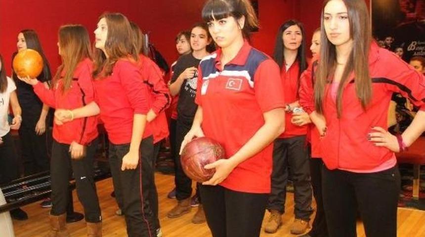 Buz Hokeyi Bayan Milli Takımı Bowling Oynayarak Stres Attı