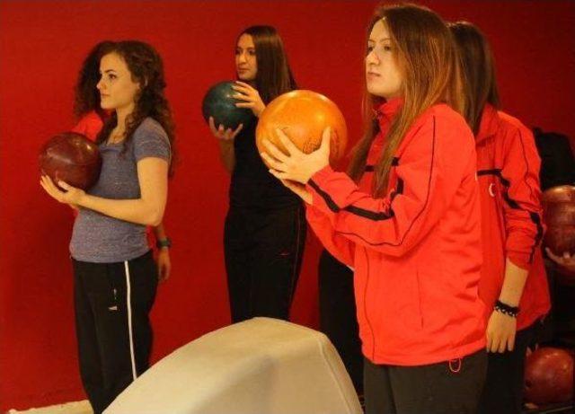 Buz Hokeyi Bayan Milli Takımı Bowling Oynayarak Stres Attı