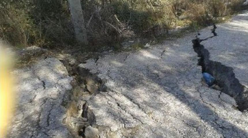 Kuşadası&rsquo;nda Toprak Kayması Vatandaşı Elektriksiz Bıraktı