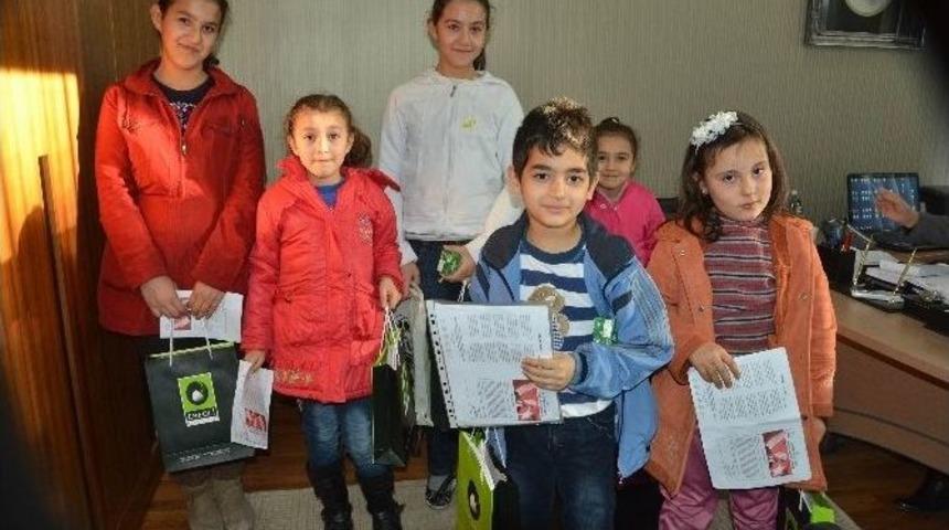 Ereğli Belediyesi&rsquo;nden Karnesini Getirene Hediye