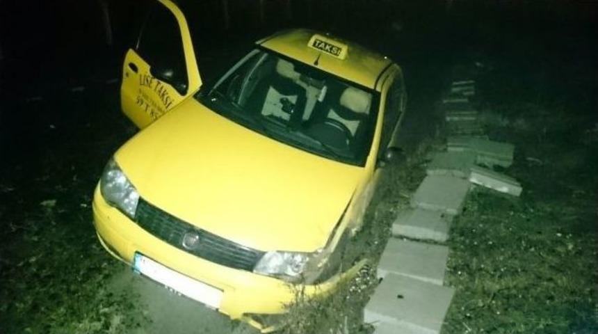 Yoldan &Ccedil;ıkan Ara&ccedil; Yan Yattı