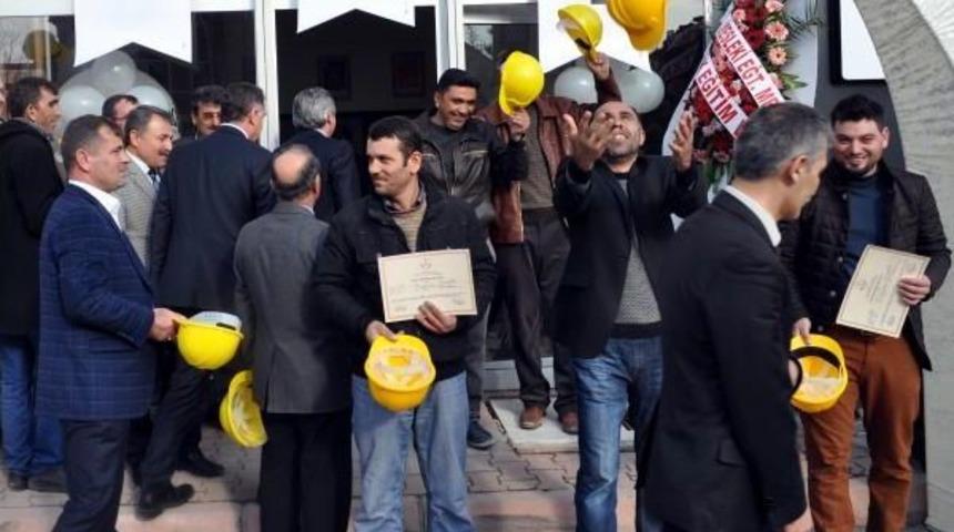 Sertifikalı Inşaat Ustaları, Baret Fırlattı