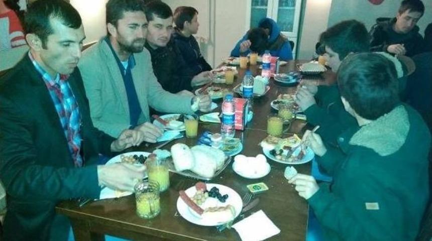 Cami Cemaatine Sabah Namazından Sonra Kahvaltı