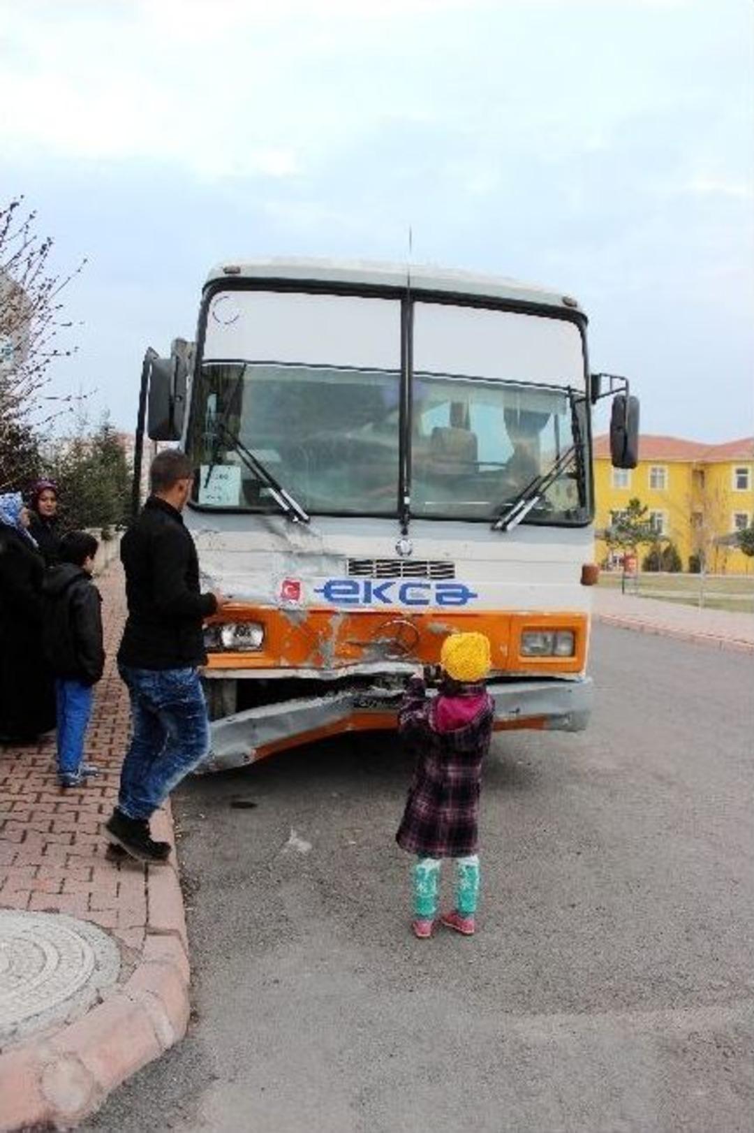 Servis Otob&uuml;s&uuml; Otomobille &Ccedil;arpıştı: 6 Yaralı