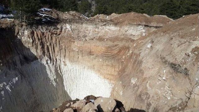 Seyitgazi’de İzinsiz Kazı Yapan 8 Kişi Yakalandı