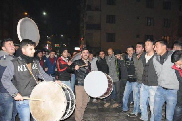 Hakkari'de Kobani Kutlaması