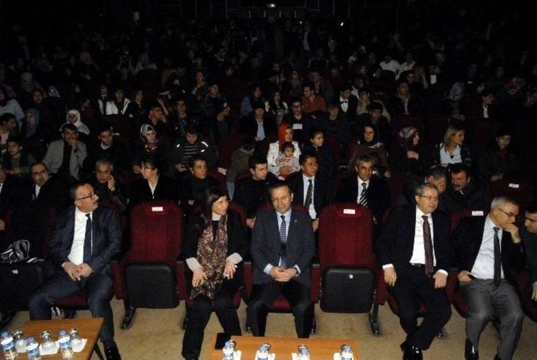 Polisler, Eşleri İle Birlikte K&uuml;rt&ccedil;e Şarkı S&ouml;yledi