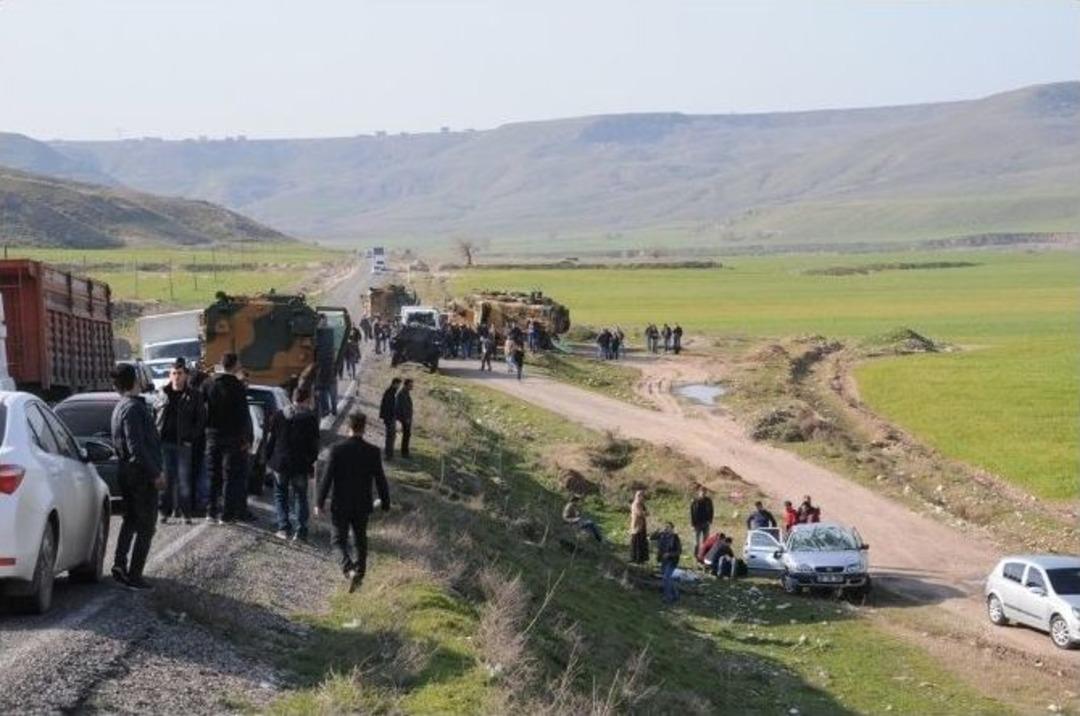 Askeri Ara&ccedil;la &Ccedil;arpışan Otomobil Şarampole Yuvalandı: 2 Yaralı