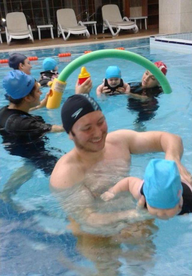 Bebeklere 2 Aylıkken Yüzme Eğitimi